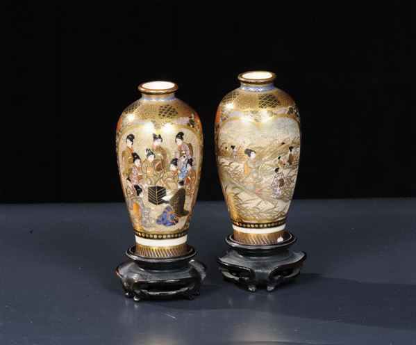Coppia di vasi in porcellana policroma, Giappone Satsuma fine XIX secolo