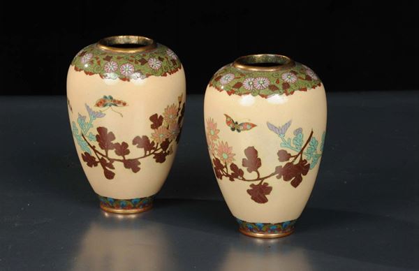 Coppia di vasi in metallo smaltato, Giappone fine XIX secolo