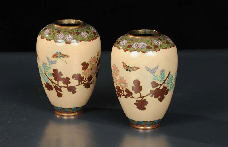 Coppia di vasi in metallo smaltato, Giappone fine XIX secolo  - Asta Arte Orientale - Cambi Casa d'Aste
