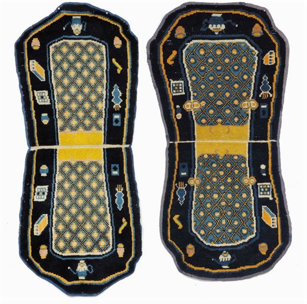 Coppia di tappeti cinesi da sella, XX secolo