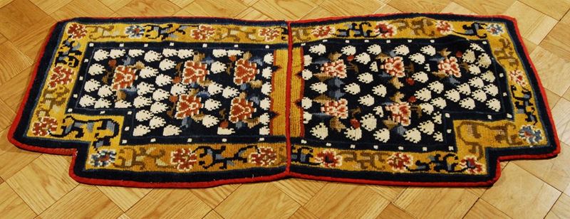 Tappeto cinese da sella, XX secolo  - Asta Antiquariato e Dipinti Antichi - Cambi Casa d'Aste