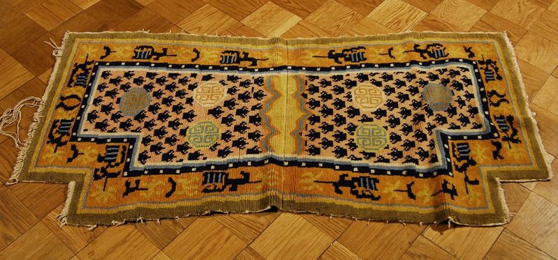 Tappeto cinese da sella, XX secolo  - Asta Antiquariato e Dipinti Antichi - Cambi Casa d'Aste