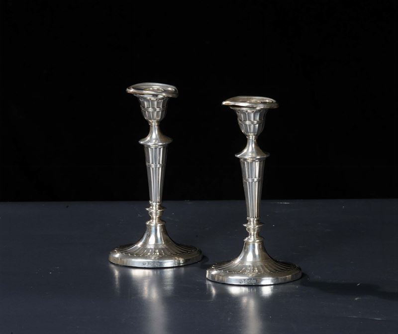 Coppia di candelieri in argento, Inghilterra XIX secolo  - Asta Gioielli, Argenti ed Orologi Antichi e Contemporanei - Cambi Casa d'Aste