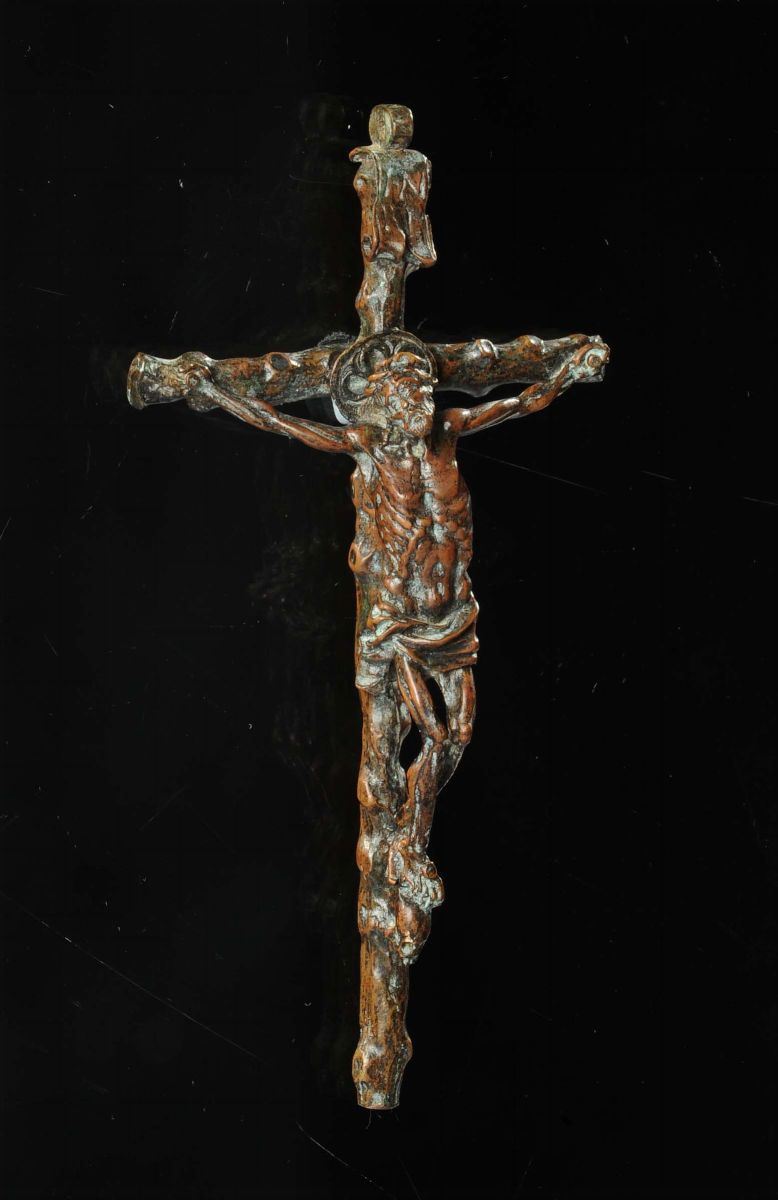 Piccola croce in bronzo con Cristo crocifisso, Toscana XVIII secolo  - Auction Old Paintings and Furnitures - Cambi Casa d'Aste
