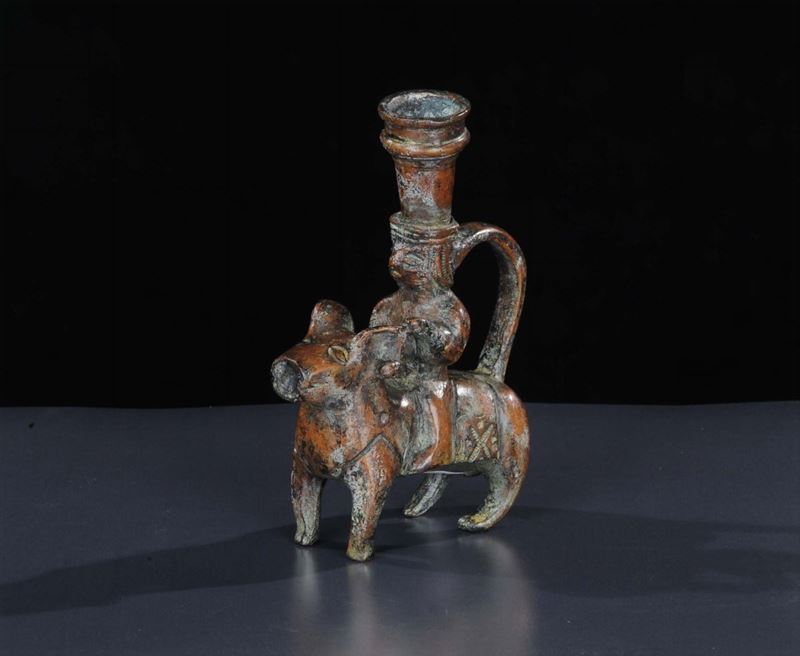 Candeliere in bronzo a foggia di personaggio su armento  - Asta Antiquariato e Dipinti Antichi - Cambi Casa d'Aste