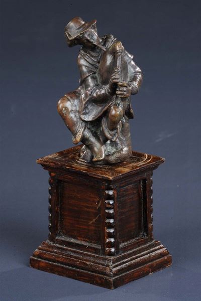 Bronzo Raffigurante Suonatore di Cornamusa, Fiandre Fine XVII Secolo