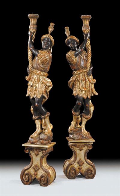 Coppia di Moretti Reggicero in Legno Intagliato, Laccato e Dorato, XVIII Secolo