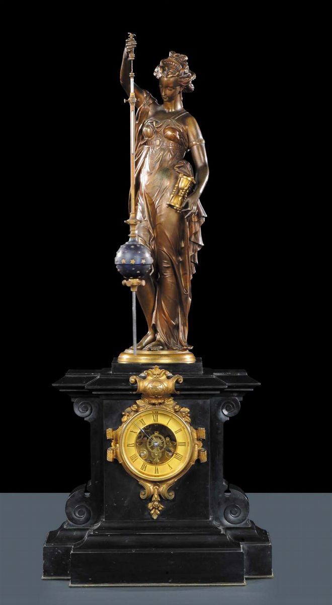 Orologio con pendolo retto da figura femminile, XX secolo  - Auction Old Paintings and Furnitures - Cambi Casa d'Aste