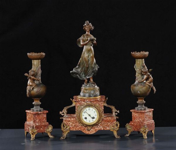 Trittico Liberty in bronzo e marmo rosso composto da orologio e due vasetti