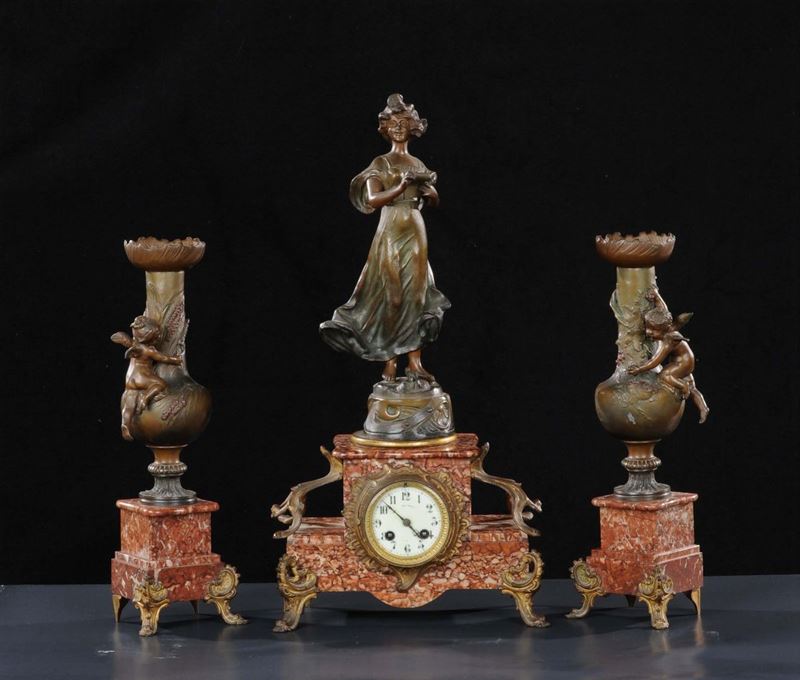 Trittico Liberty in bronzo e marmo rosso composto da orologio e due vasetti  - Asta Antiquariato e Dipinti Antichi - Cambi Casa d'Aste