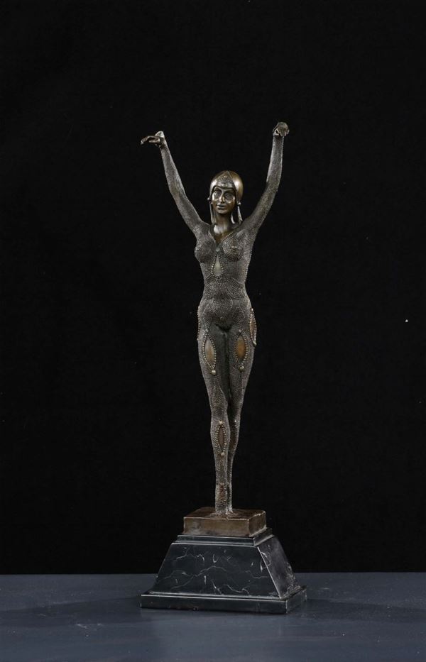 Scultura deco con figura femminile in bronzo