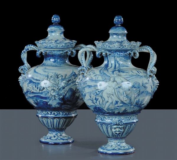 Coppia di vasi biansati in maiolica con coperchio, Cantagalli inizio XX secolo