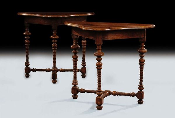 ERRATA CORRIGE NON XVIII SECOLO MA XIXCoppia di tavoli console in noce, Centro Italia XVIII secolo