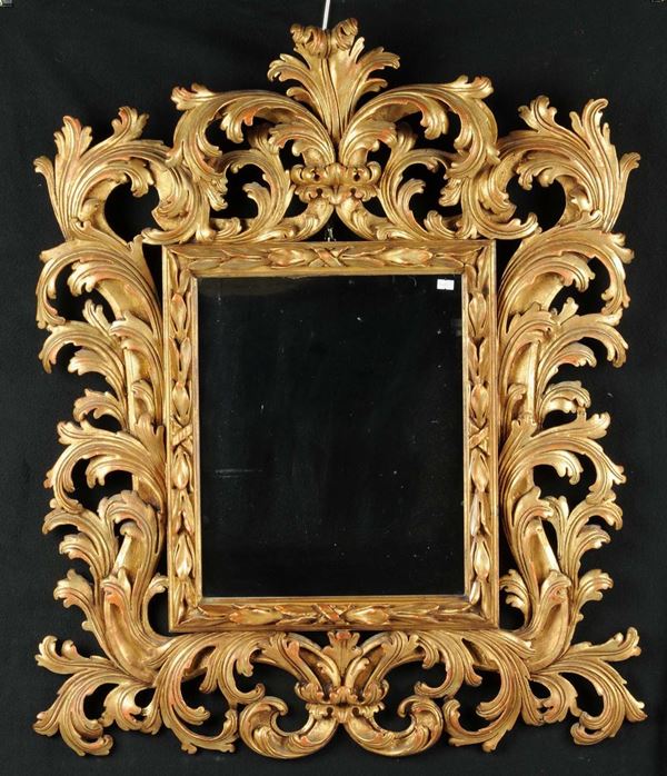 Coppia di specchiere in legno intagliato e dorato in stile