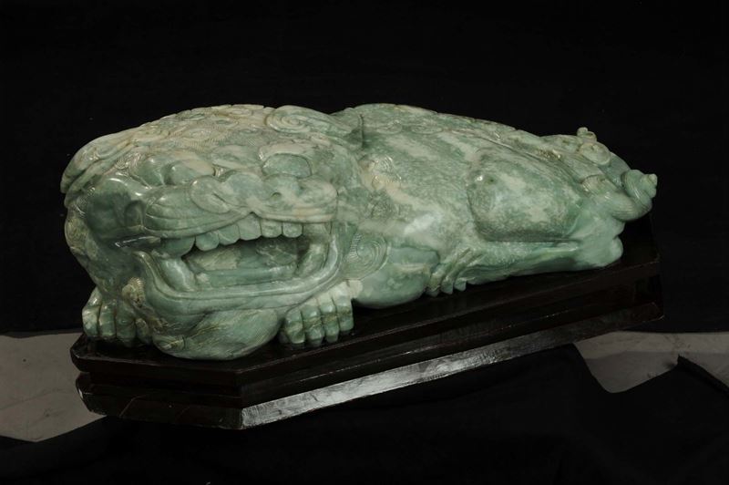 Statua in serpentino raffigurante animale mitologico, XX secolo  - Auction Oriental Art - Cambi Casa d'Aste