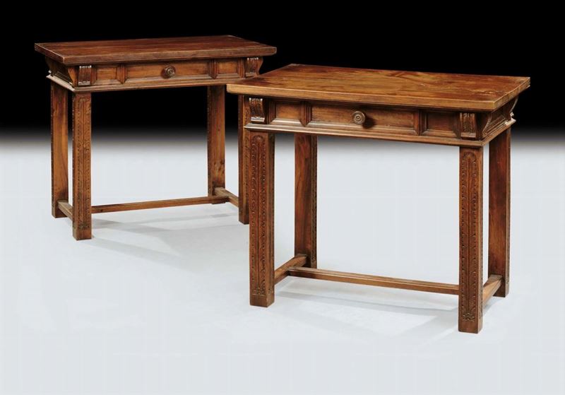 Coppia di tavolini in noce, inizi XX secolo  - Auction OnLine Auction 03-2012 - Cambi Casa d'Aste
