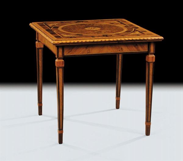 Tavolino Luigi XVI interamente lastronato ed intarsiato, attribuibile alla bottega di Maggiolini, XVIII secolo