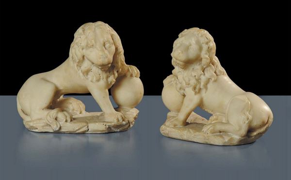 Coppia di sculture in marmo raffiguranti leoni, XVIII secolo