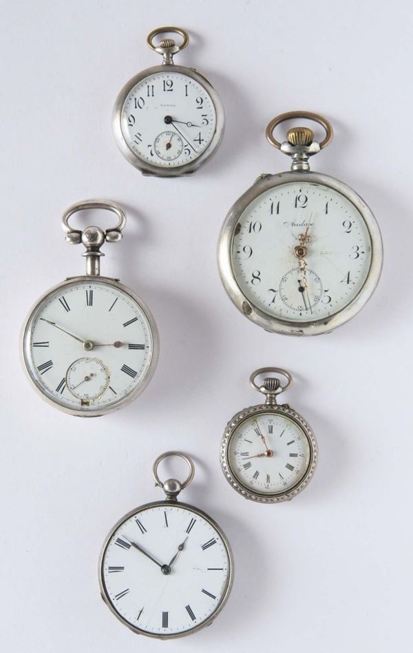 Cinque orologi da tasca di misure diverse