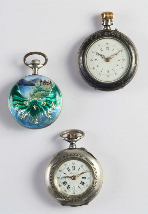 Tre orologi da tasca Lady in metallo di cui uno smaltato