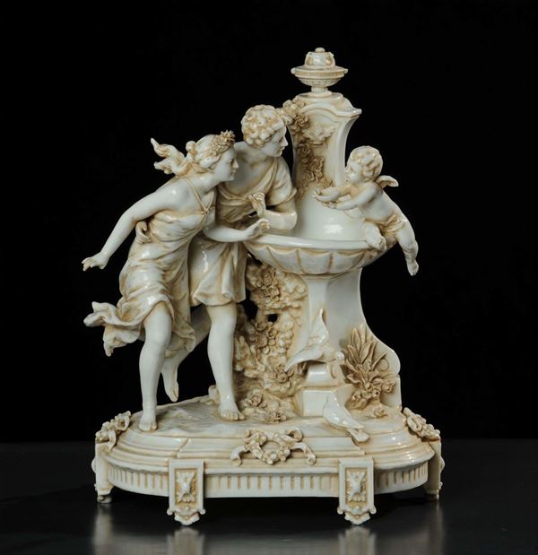 Gruppo in porcellana raffigurante coppia con putto, XIX secolo
