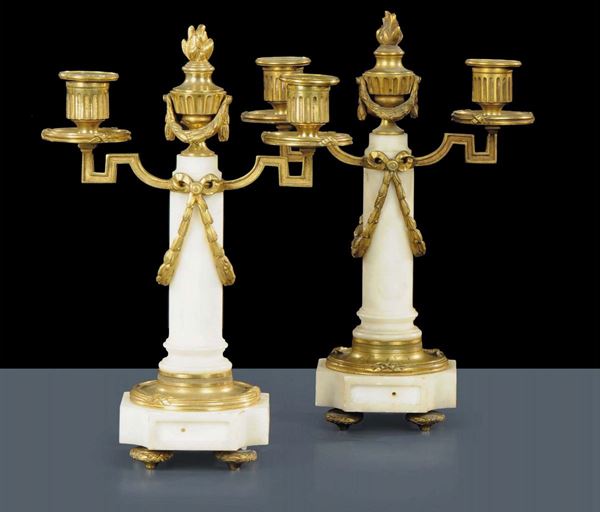 Coppia di candelieri a due luci in marmo e bronzo dorato, XIX secolo