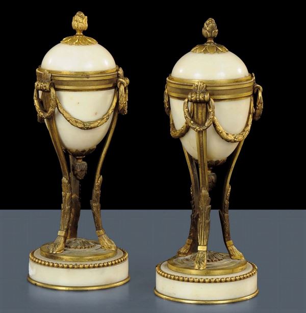 Coppia di candelieri ad una luce in bronzo dorato e marmo, XIX secolo
