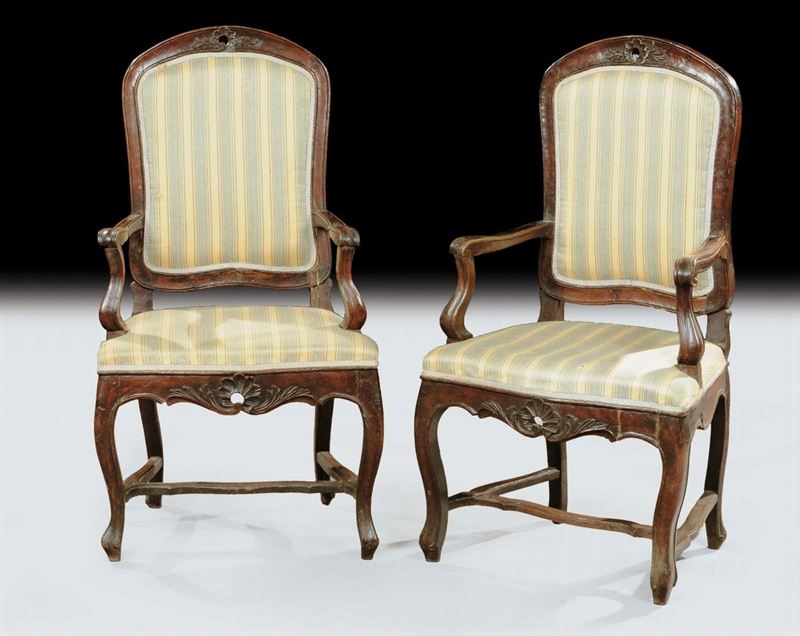 Coppia di poltrone Luigi XV in noce intagliato, XVIII secolo  - Auction Old Paintings and Furnitures - Cambi Casa d'Aste