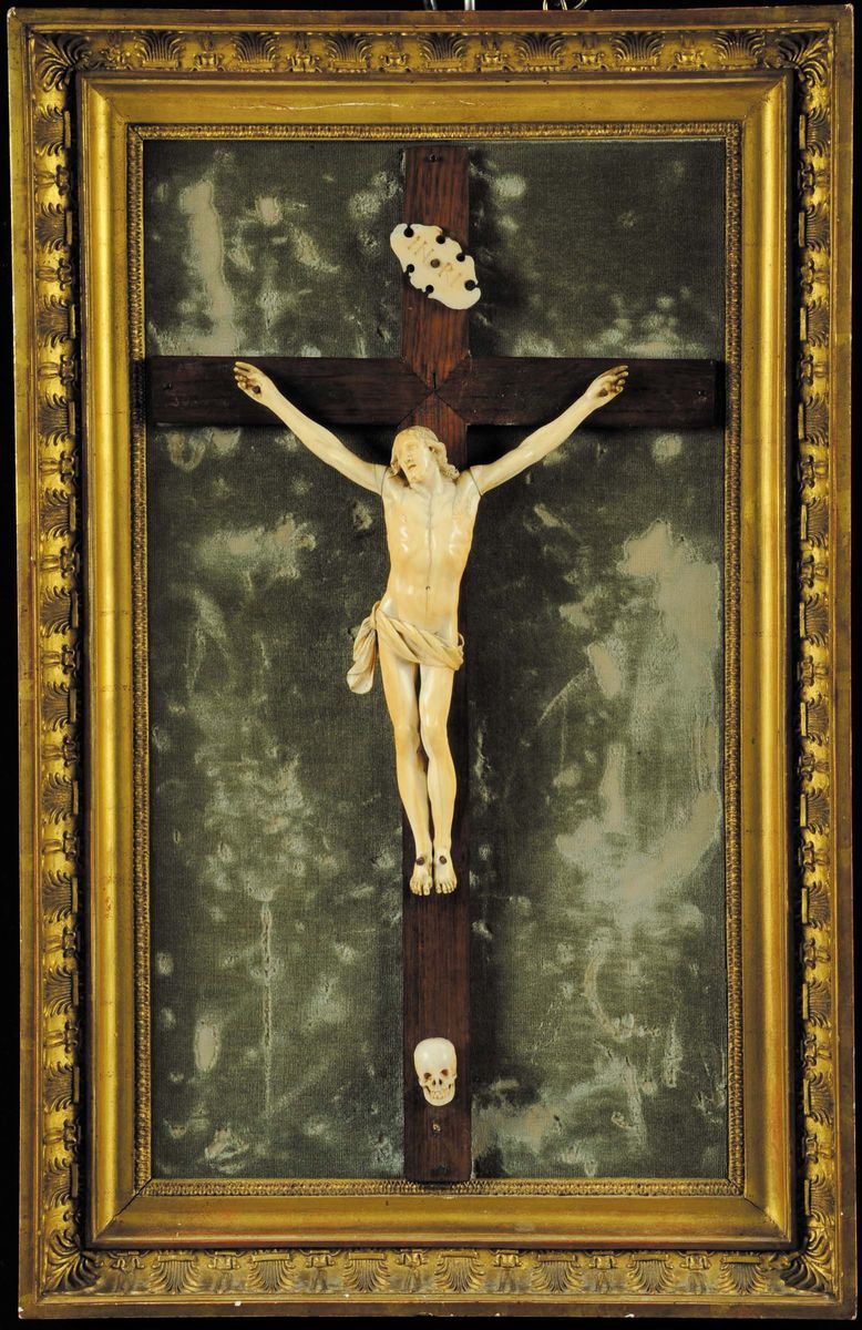 Cristo crocifisso in avorio su croce in legno, XIX secolo  - Asta Antiquariato e Dipinti Antichi - Cambi Casa d'Aste