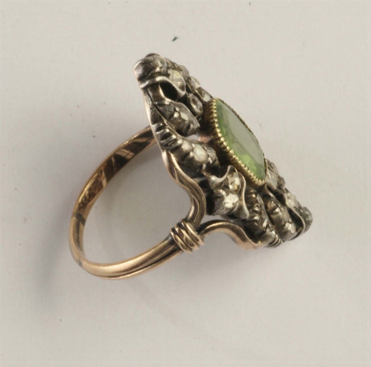 Anello con Peridoto e Diamanti
