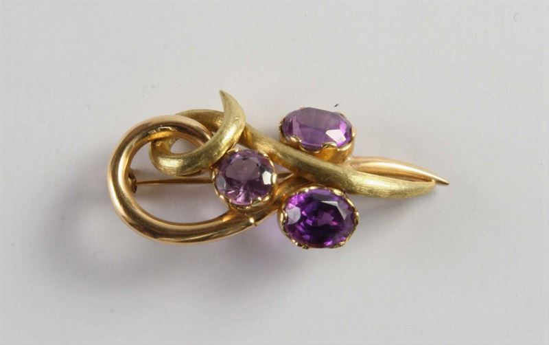 Spilla con ametiste 1940/1950ca  - Asta Gioielli, Argenti ed Orologi Antichi e Contemporanei - Cambi Casa d'Aste