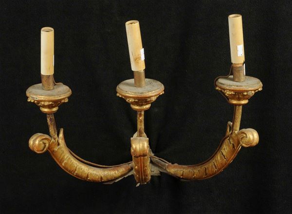 Coppia di appliques a tre bracci in legno intagliato e dorato, XIX secolo