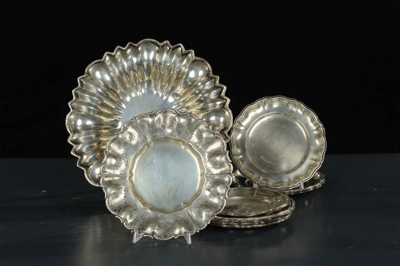 Due vassoietti e otto piattini in argento, gr. 1700  - Asta Gioielli, Argenti ed Orologi Antichi e Contemporanei - Cambi Casa d'Aste