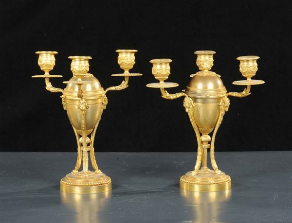 Coppia di candelieri a quattro luci in bronzo dorato, Francia XIX secolo