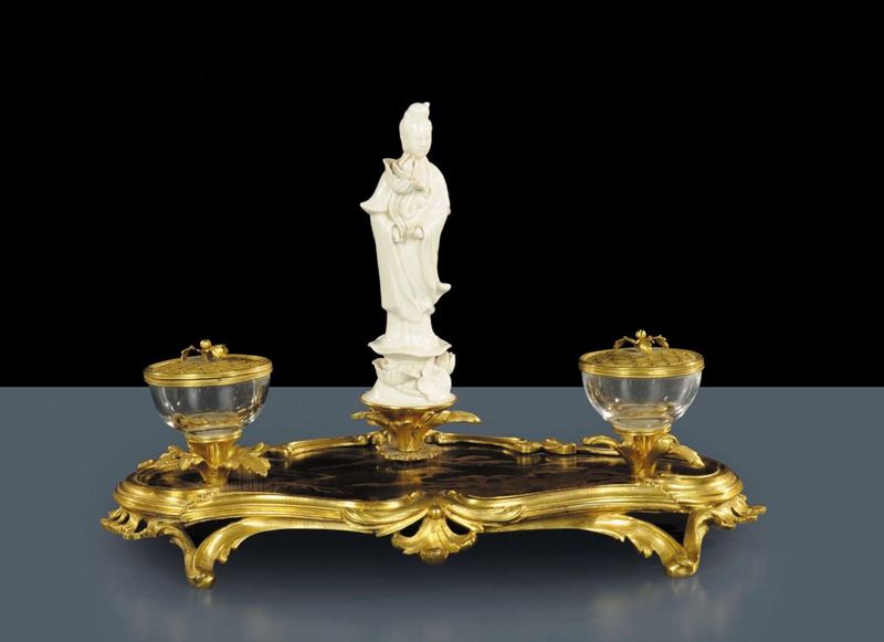 Calamaio in bronzo dorato con figura in porcellana, Cina XIX secolo  - Asta Arte Orientale - Cambi Casa d'Aste