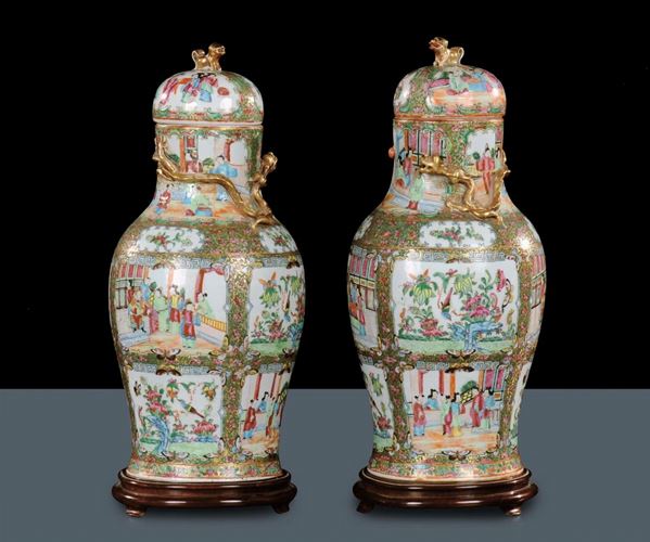 Coppia di vasi in porcellana di Canton, Cina XIX secolo