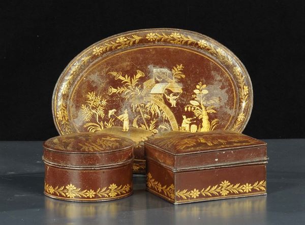 Vassoio e due scatole in metallo dipinto a cineserie, XX secolo