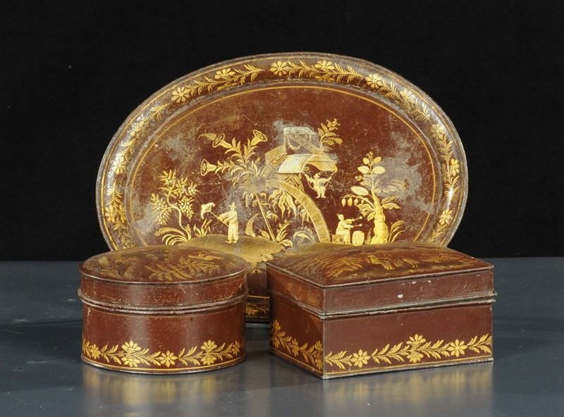 Vassoio e due scatole in metallo dipinto a cineserie, XX secolo  - Asta Antiquariato e Dipinti Antichi - Cambi Casa d'Aste