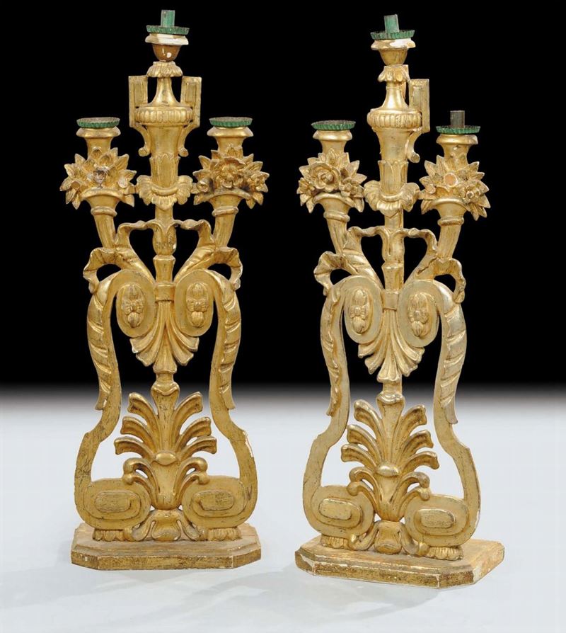 Coppia di candelieri in legno intagliato e dorato, XVIII secolo  - Asta Antiquariato e Dipinti Antichi - Cambi Casa d'Aste
