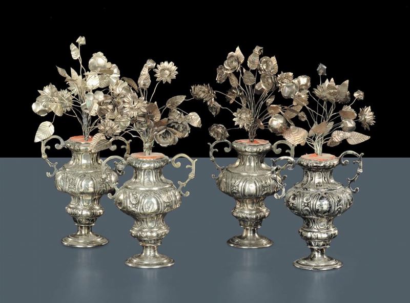 Quattro vasetti biansati con fiori in argento, Napoli XVIII secolo  - Asta Gioielli, Argenti ed Orologi Antichi e Contemporanei - Cambi Casa d'Aste