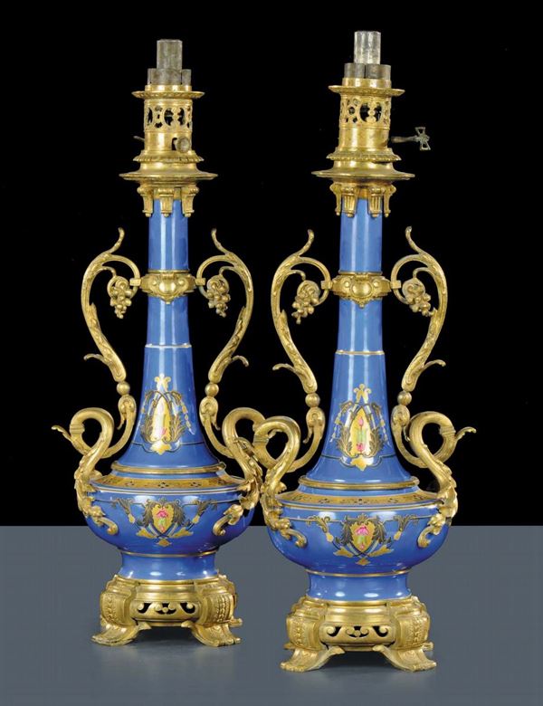 Coppia di lampade in porcellana e bronzo dorato, XIX secolo