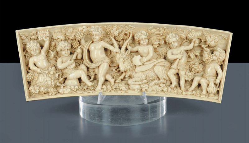 Placca in avorio scolpita in altorilievo con raffigurazione di baccanale, XVIII secolo  - Asta Antiquariato e Dipinti Antichi - Cambi Casa d'Aste