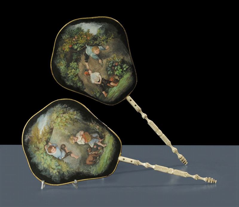 Coppia di ventole con manico in avorio scolpito e paletta in seta dipinta, XIX secolo  - Asta Antiquariato e Dipinti Antichi - Cambi Casa d'Aste