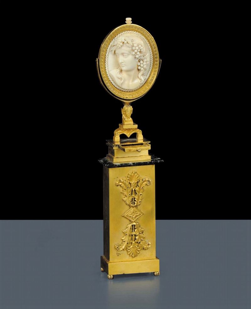 Altorilievo in avorio scolpito con supporto in bronzo dorato, XIX secolo  - Asta Antiquariato e Dipinti Antichi - Cambi Casa d'Aste
