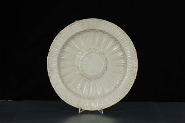 Piatto in maiolica bianca baccellata, Italia XVII secolo