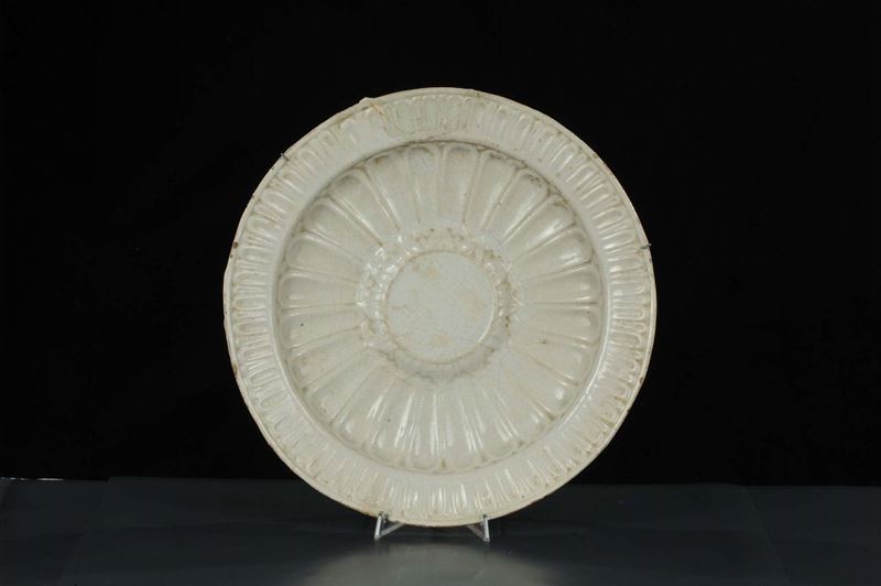 Piatto in maiolica bianca baccellata, Italia XVII secolo  - Asta Antiquariato e Dipinti Antichi - Cambi Casa d'Aste