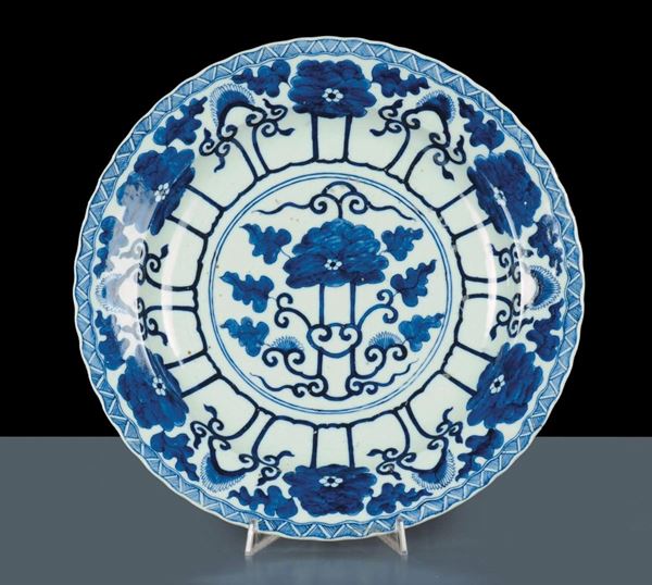 Grande piatto in porcellana, Cina epoca Kien Long (1735-1795)
