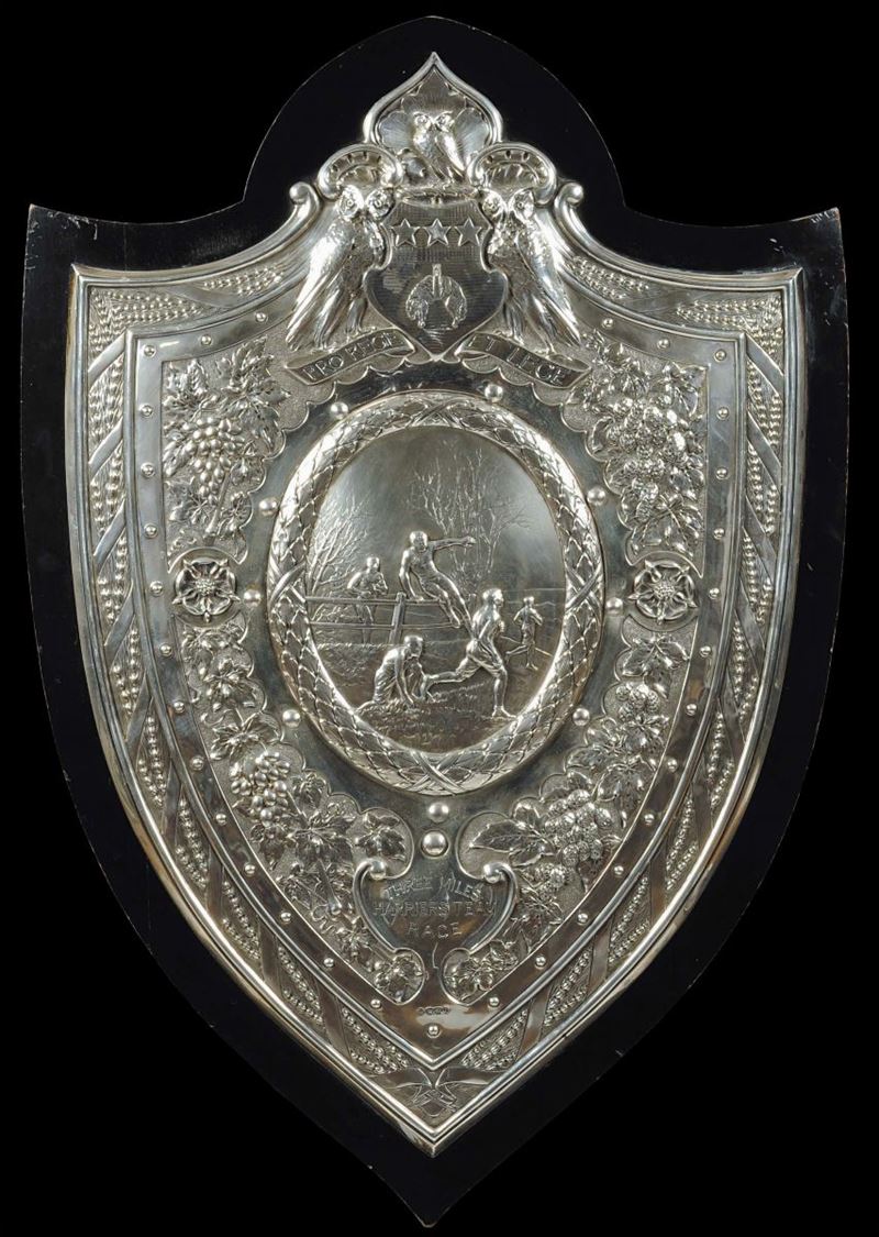 Grande stemma in argento sbalazato ed inciso, Bolli Argentiere cittˆ di Londra 1895  - Asta Gioielli, Argenti ed Orologi Antichi e Contemporanei - Cambi Casa d'Aste