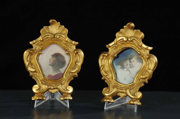 Coppia di cornici in legno intagliato e dorato, XIX secolo