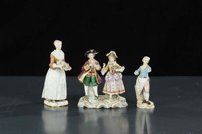 Gruppo e Due Statuine in Porcellana Policroma